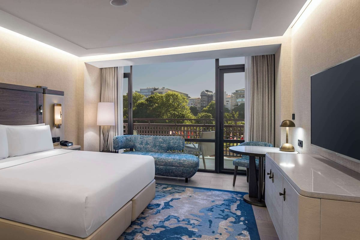 Cobrellits, minibar, caixa forta a l'habitació i escriptori