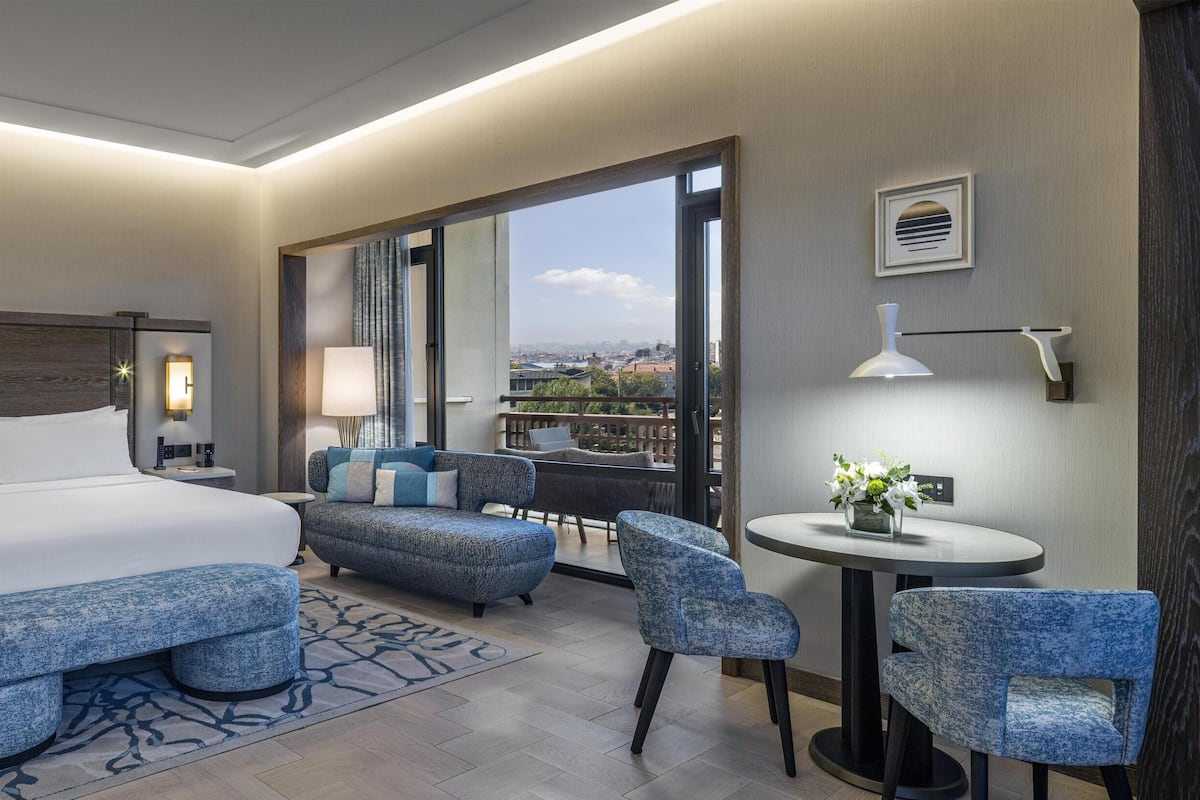 Ambassador Suite | Daunenbettdecken, Minibar, Zimmersafe, Schreibtisch