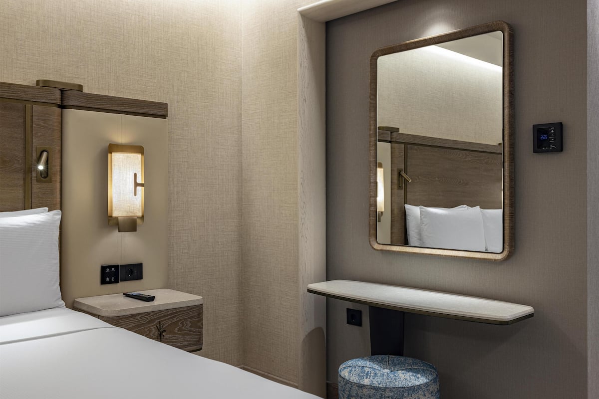 Dundyner, minibar, pengeskab på værelset, skrivebord