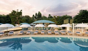 Una piscina al aire libre de temporada, cabañas de piscina (de pago)