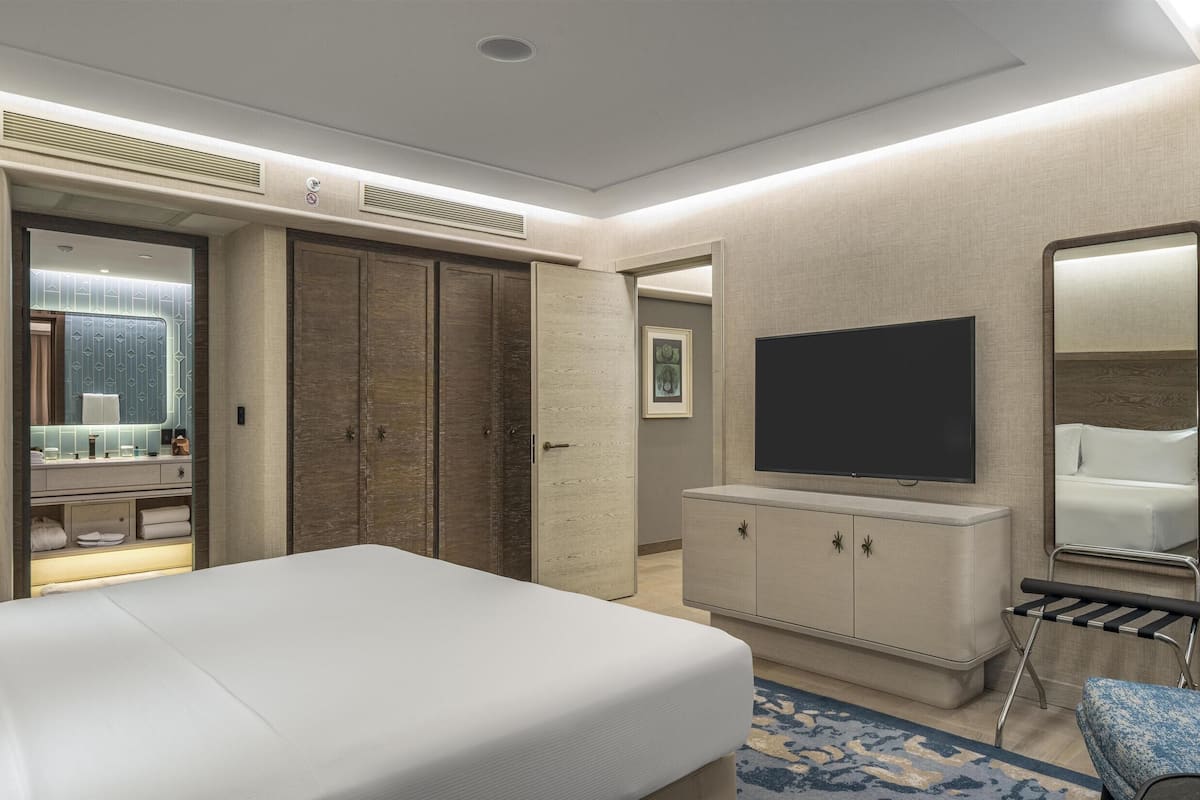 Bosphorus Suite | Daunenbettdecken, Minibar, Zimmersafe, Schreibtisch