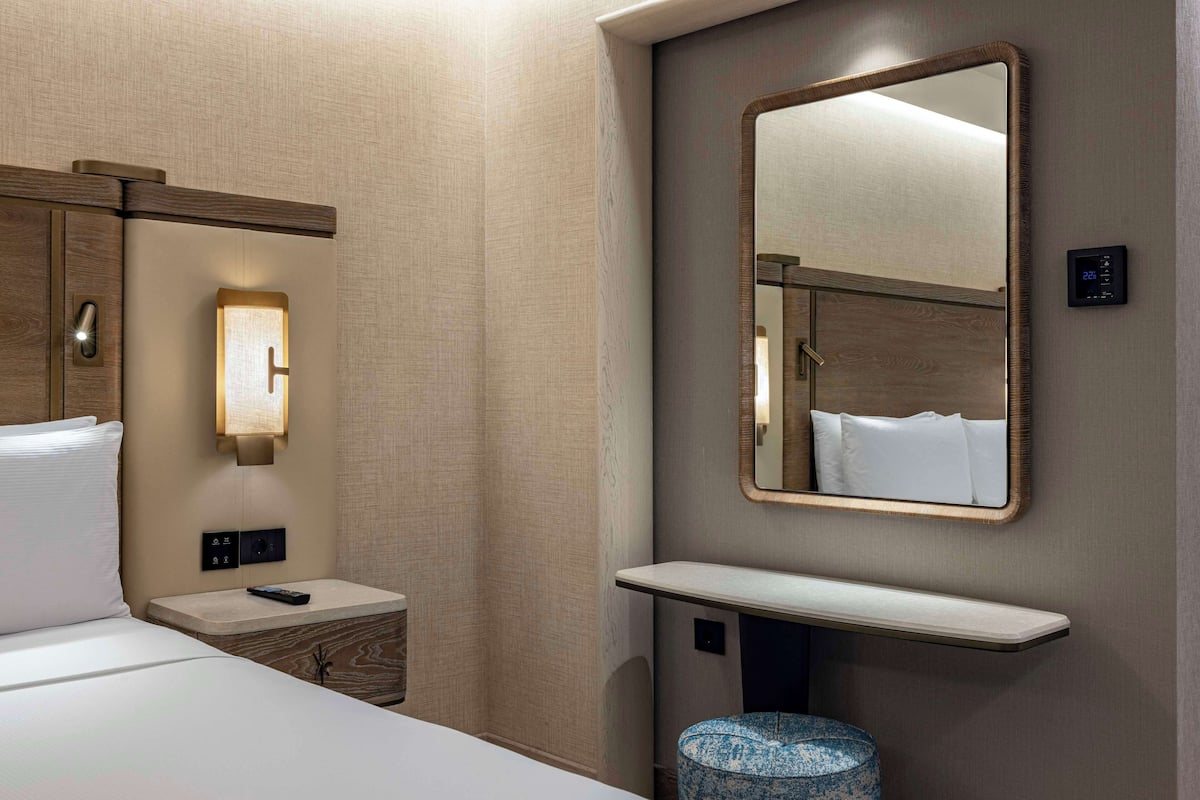Cubrecamas, minibar, caja de seguridad en la habitación y escritorio