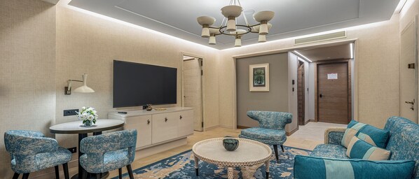 Bosphorus Suite | Dundyner, minibar, pengeskab på værelset, skrivebord