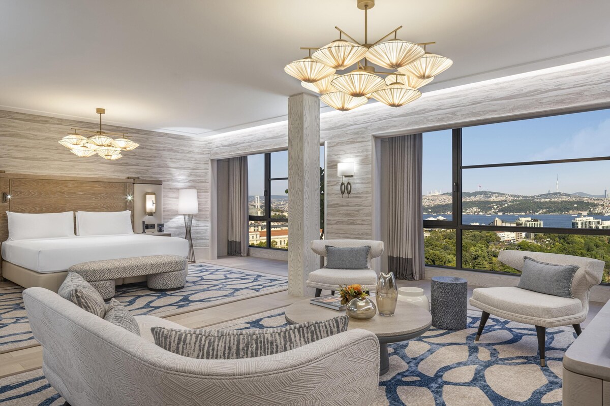 Imperial Suite | منطقة المعيشة | تلفزيون بحجم 55-بوصة يعرض قنوات تلفزيونية رقمية، ألعاب للصغار، كُتُب