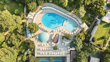 Piscine extérieure (ouverte en saison), tentes de plage