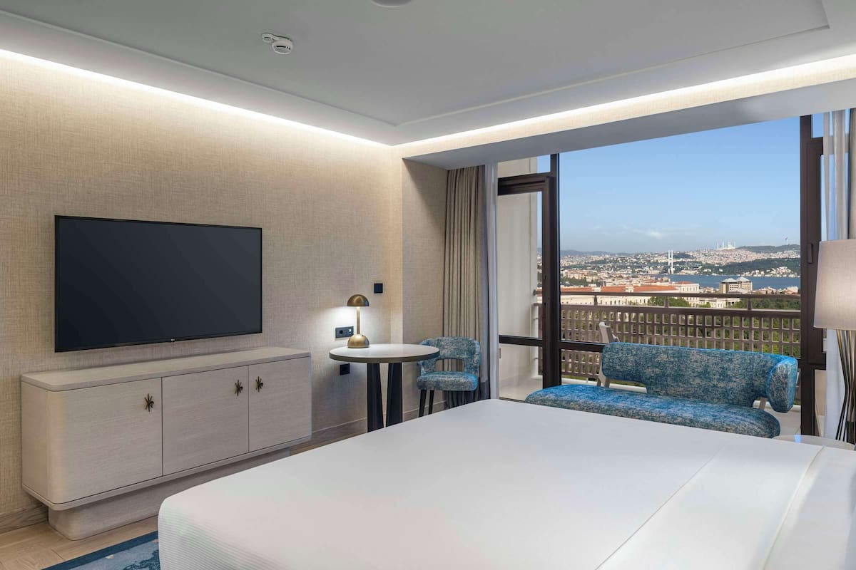 Cubrecamas, minibar, caja de seguridad en la habitación y escritorio