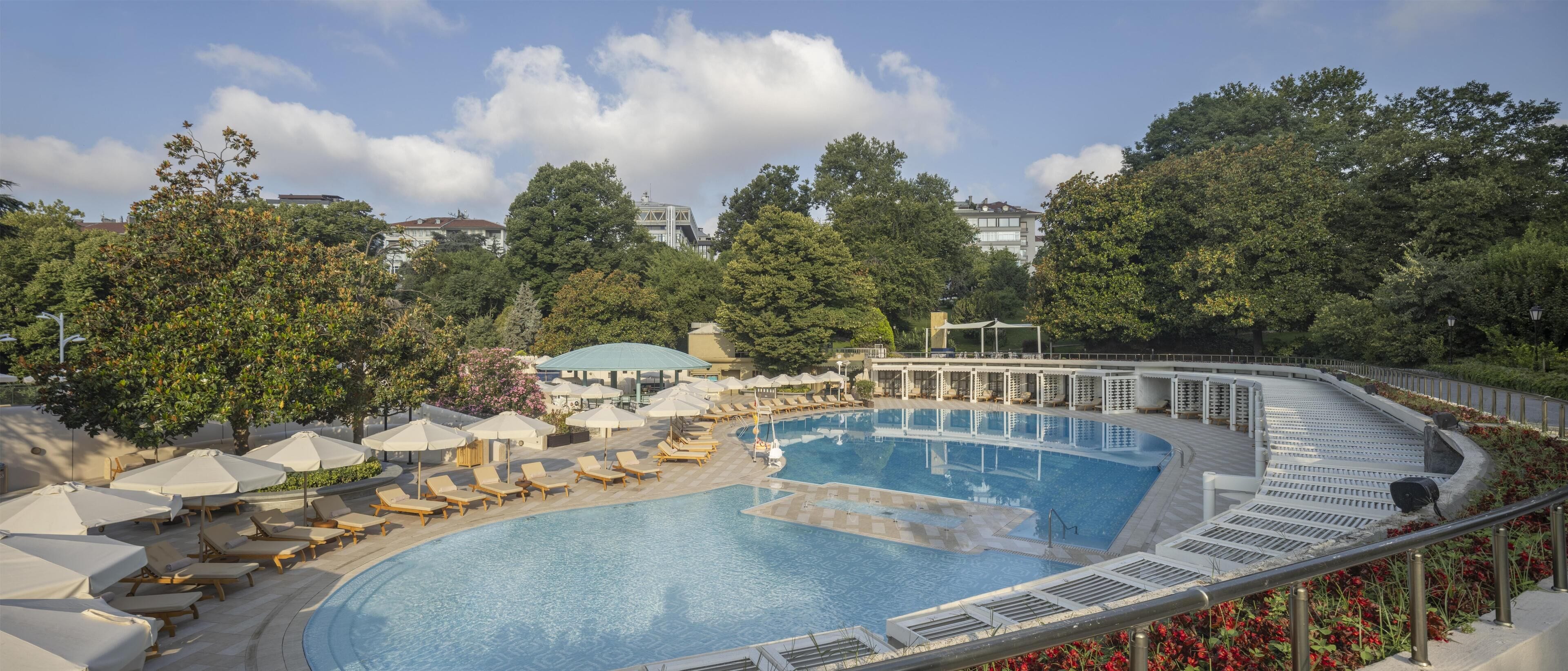 En säsongsöppen utomhuspool, cabanor (tilläggsavgift) och parasoller