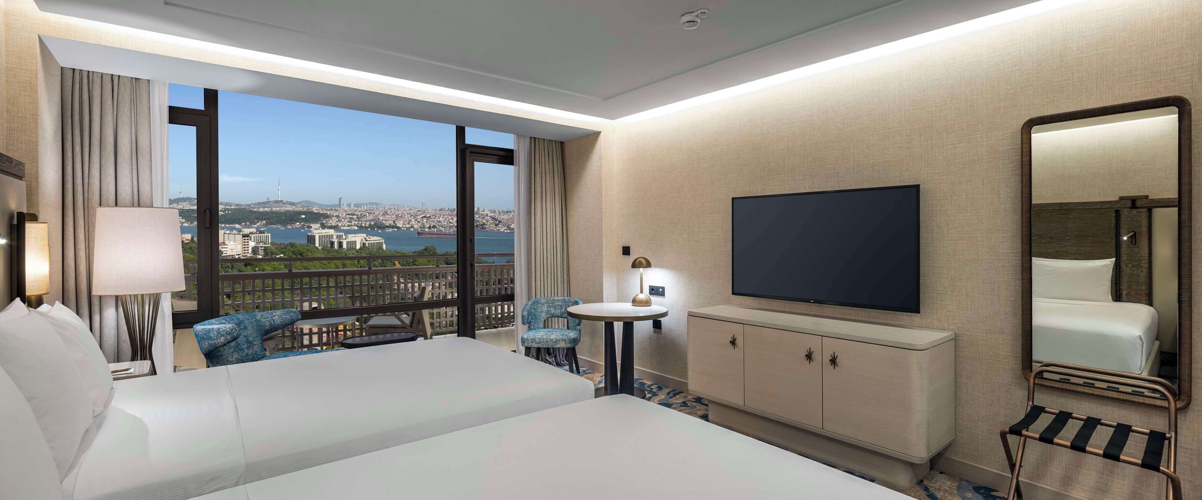 Selimut bulu angsa, minibar, brankas, dan meja kerja