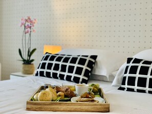 Down comforters, in-room safe, desk, blackout drapes - Hotel Blaise & Francis (Milan)