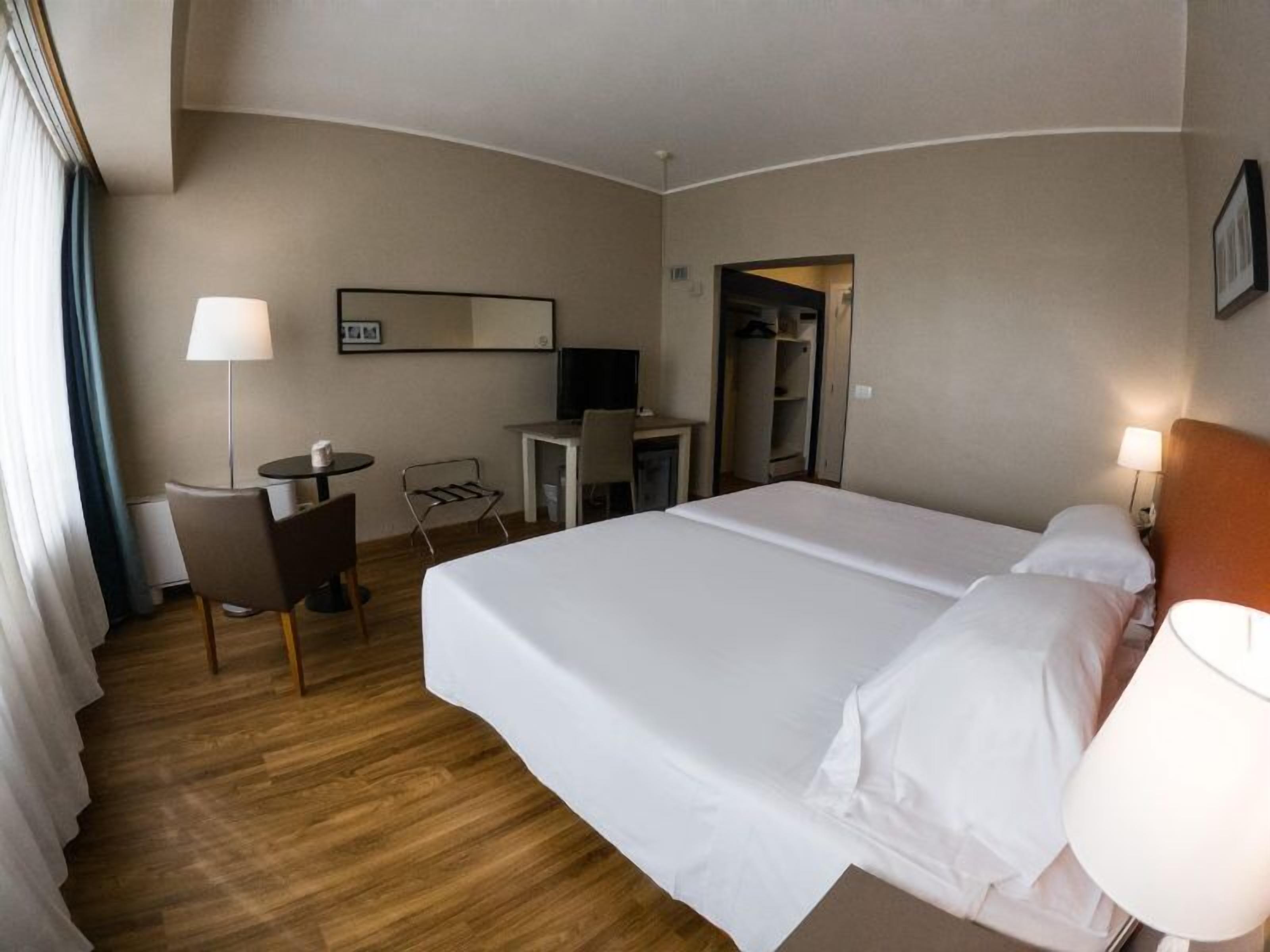 Down duvets, in-room safe, desk, blackout curtains