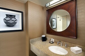 Combined shower/bathtub, free toiletries, hair dryer, towels