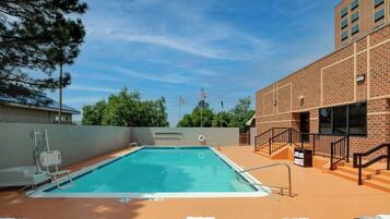 Piscina externa, espreguiçadeiras