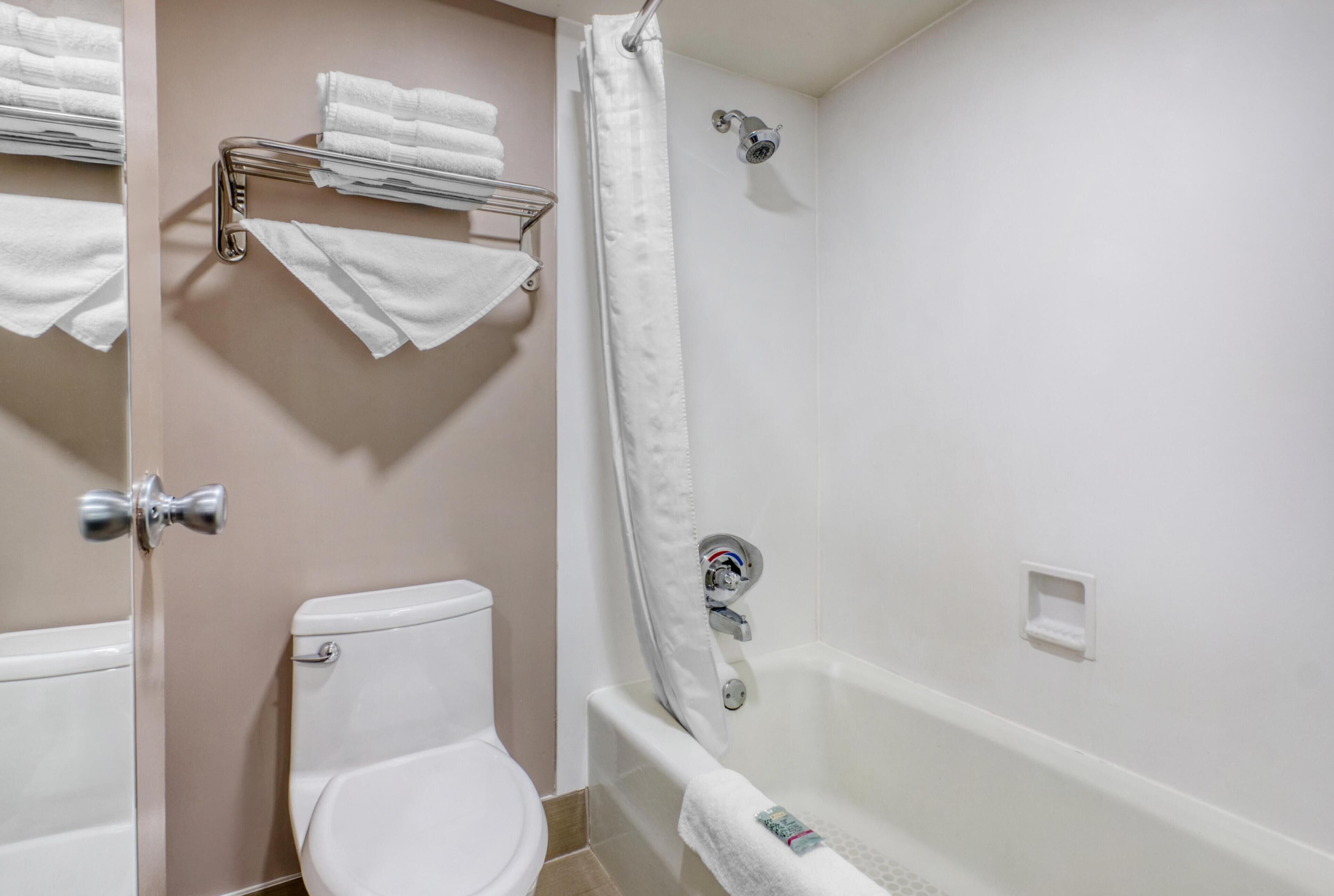 Combined shower/tub, hair dryer, towels