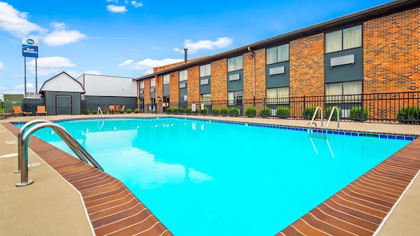 Outdoor pool, open 10:00 AM to 10:00 PM, pool loungers