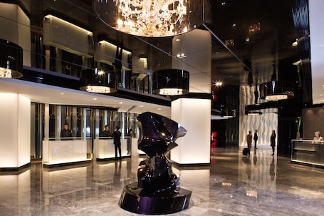 2 bares. The Mira Hong Kong Hotel
