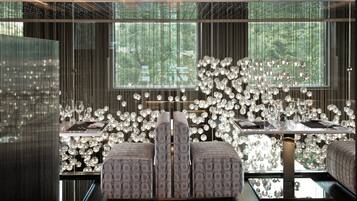 2 bares/lounges