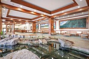 Lobby - Aston at the Waikiki Banyan (Honolulu)