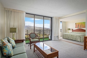 Chambre Deluxe, 1 chambre, vue sur la montagne | Aire de séjour | Téléviseur ACL de 32 po avec télévision par câble, téléviseur