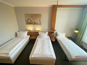 Quarto clássico, 3 camas de solteiro | Roupas de cama antialérgicas, escrivaninha