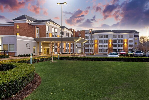 Experience the hotel's inviting entrance, complete with a covered walkway and ample parking.
