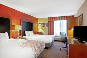 Premium bedding, desk, laptop workspace, blackout curtains - La Quinta Inn & Suites by Wyndham Williamsburg Historic Area (Williamsburg)