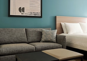 Suite, 1 cama de matrimonio grande con sofá cama (Roll-in Shower) | Ropa de cama de alta calidad y escritorio