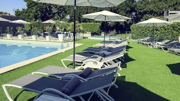 Outdoor pool, pool umbrellas, sun loungers