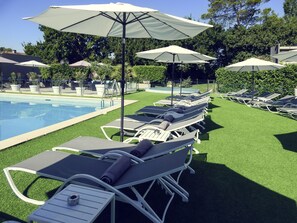 Piscina externa, guarda-sóis, espreguiçadeiras