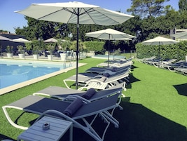 Una piscina al aire libre de temporada (de 07:00 a 21:00), sombrillas