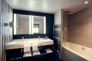 Suite, 1 Double Bed with Sofa bed | Bathroom | Eco-friendly toiletries, hair dryer, towels, soap - Mercure Orange Centre (Orange)