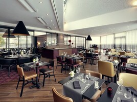 供应早餐、午餐和晚餐，无国界融合菜，  泳池景观