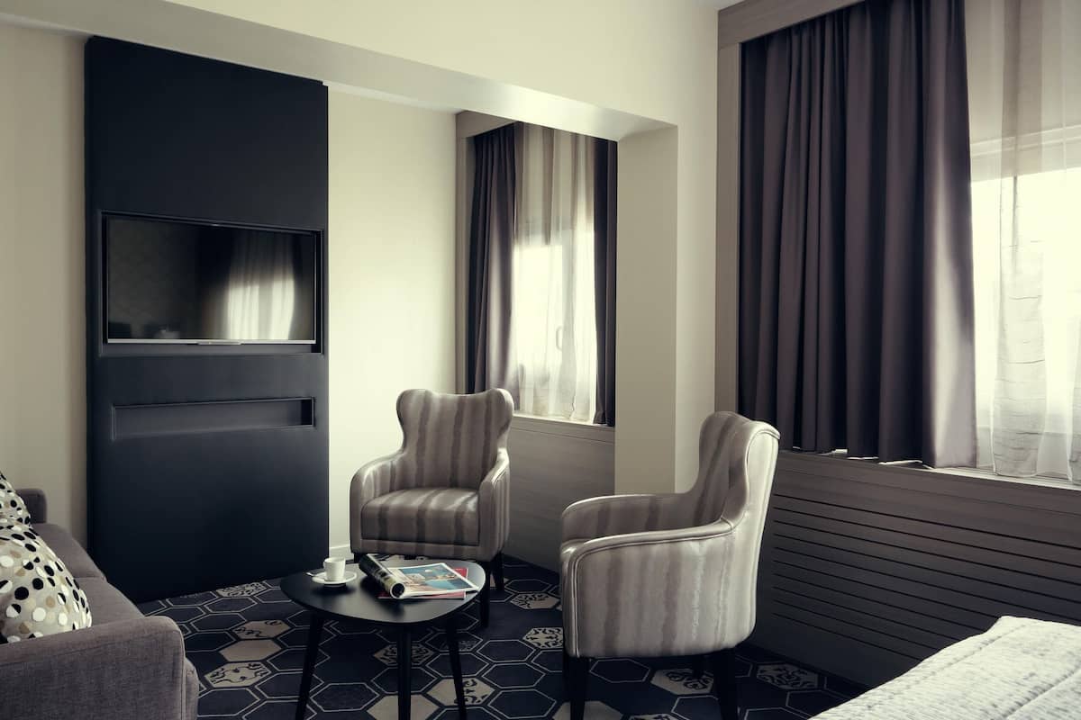 junior suite, 1 double bed | premium bedding, minibar, in-room safe, desk