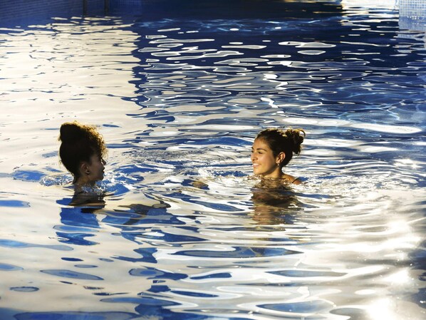A swimming pool with two people in the water. - Mercure Orange Centre (Orange)