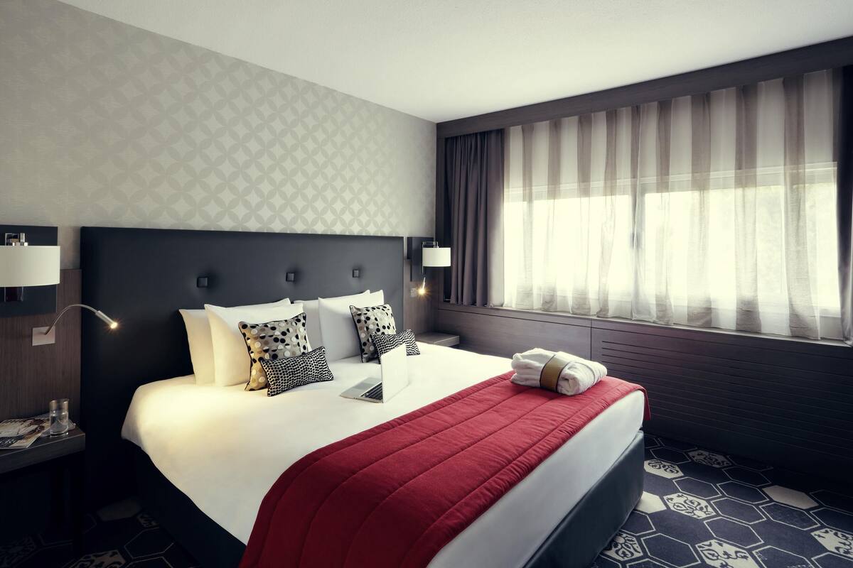 Suite, 1 Tempat Tidur Double dengan tempat tidur Sofa | Seprai premium, minibar, brankas, dan meja kerja