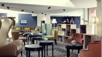 Petit déjeuner, déjeuner et dßner servis sur place, vue sur la piscine