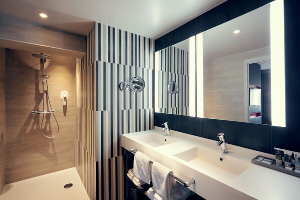 Junior Suite, 1 Double Bed | Bathroom | Eco-friendly toiletries, hair dryer, towels, soap