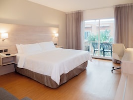 Standard Room, 1 King Bed | In-room safe, desk, iron/ironing board, cribs (free)