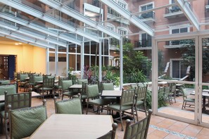 Desayuno con opciones de la cocina local incluido todos los días 