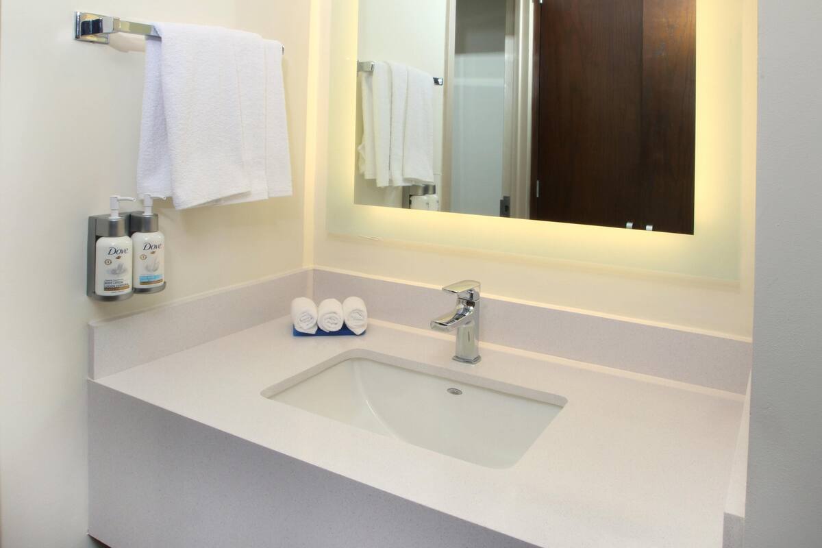 Bathroom | Combined shower/tub, hair dryer, towels