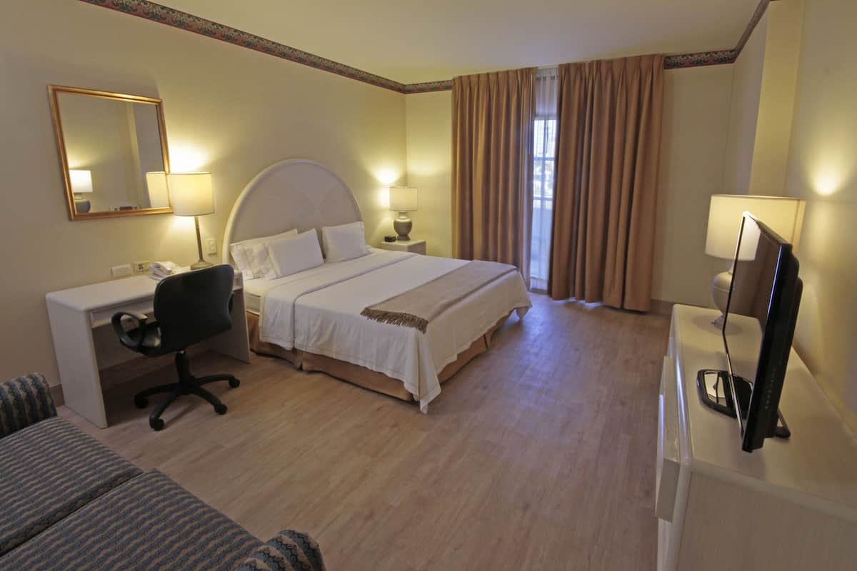 Chambre Standard, 1 très grand lit | 1 chambre, coffre-fort, bureau, fer et planche à repasser