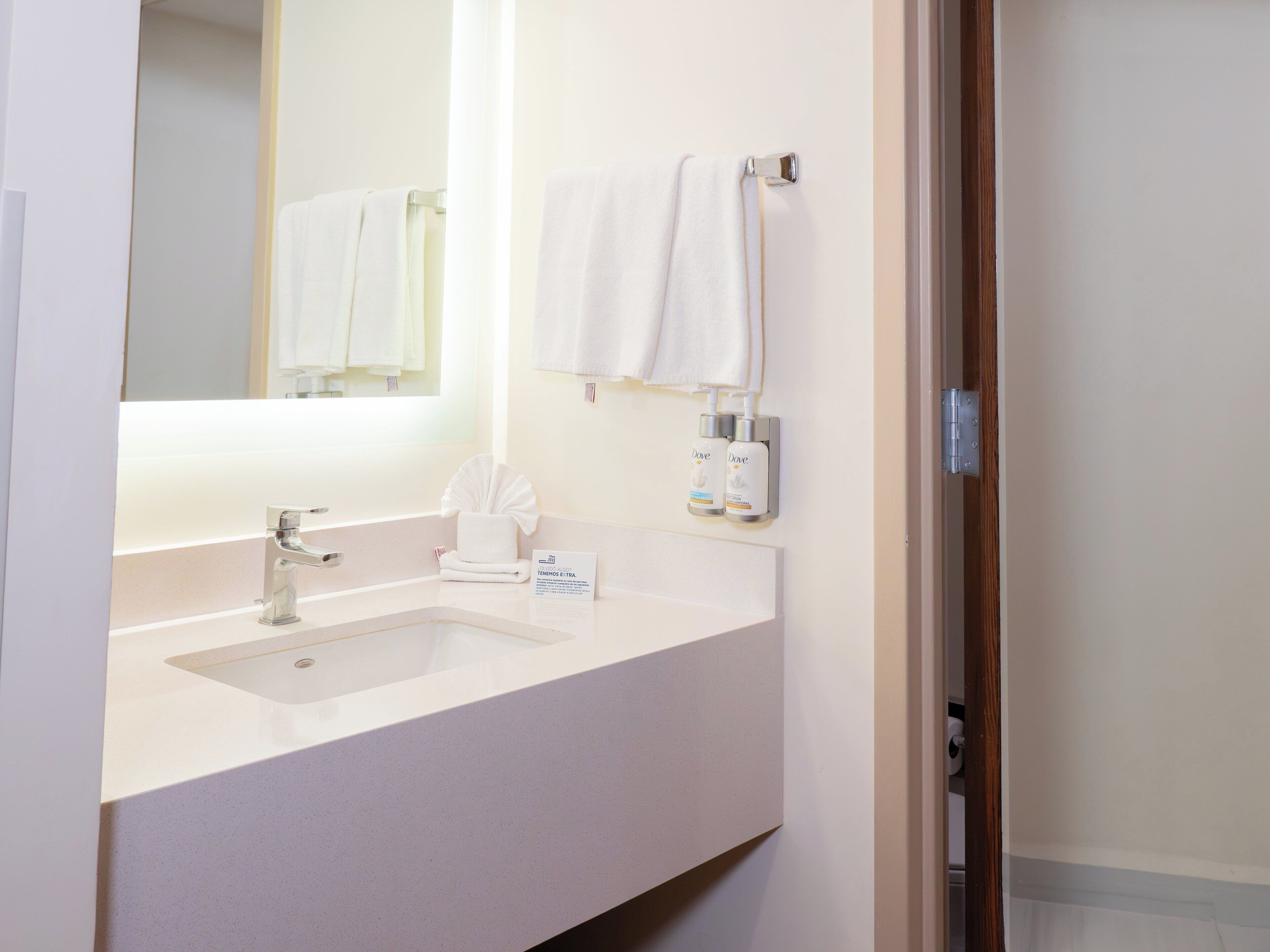 淋浴/盆浴组合、吹风机、毛巾