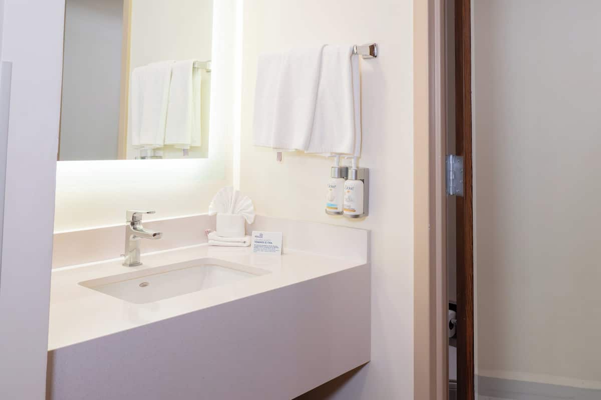 Combined shower/bathtub, hair dryer, towels