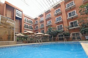 Una piscina cubierta
