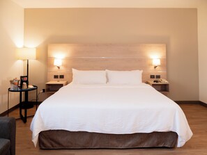Suite, 1 King Bed | In-room safe, desk, iron/ironing board, free cribs/infant beds - Holiday Inn Express Tecnológico Monterrey by IHG (Monterrey)