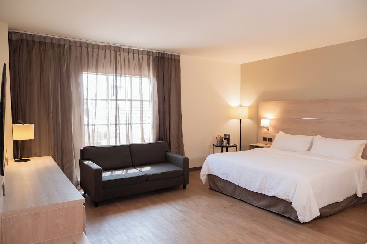 Svit - 1 kingsize-säng | Värdeförvaringsskåp på rummet, skrivbord och strykjärn/strykbräda