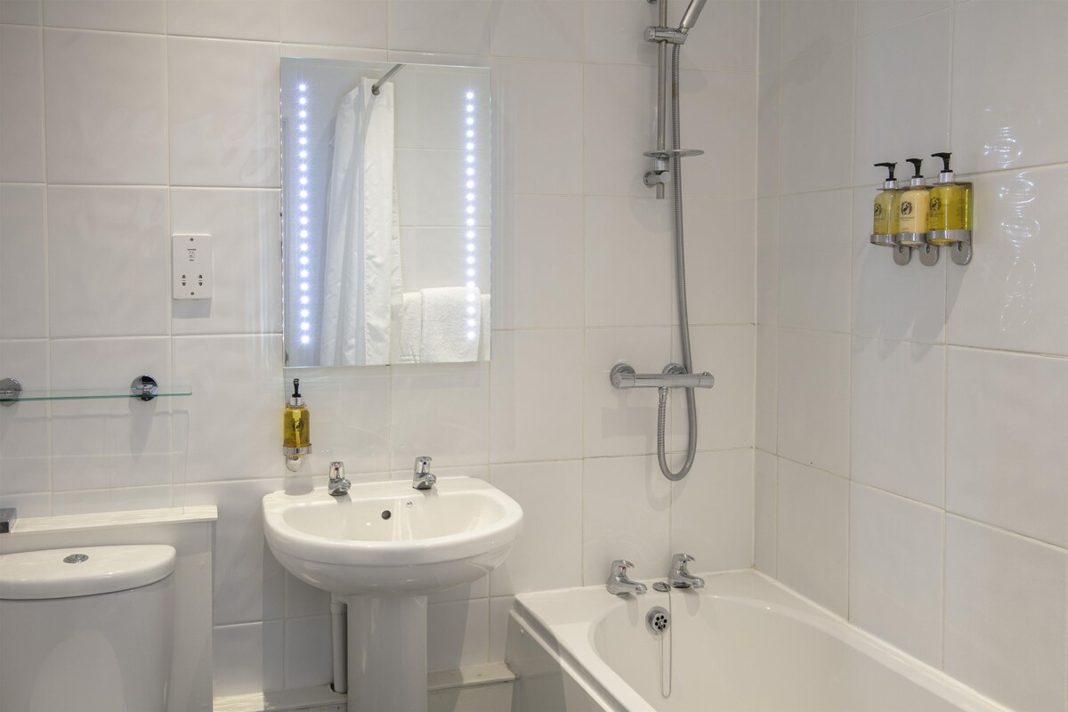 Comfort Room, 1 Single Bed, Non Smoking | Premium bedding, desk, laptop workspace, iron/ironing board