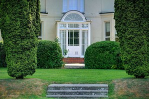 A formal building with a symmetrical facade, a central entrance with a white door, and a small set of stone steps leading up to the entrance. - Best Western Shaftesbury The Royal Chase Hotel (Shaftesbury)