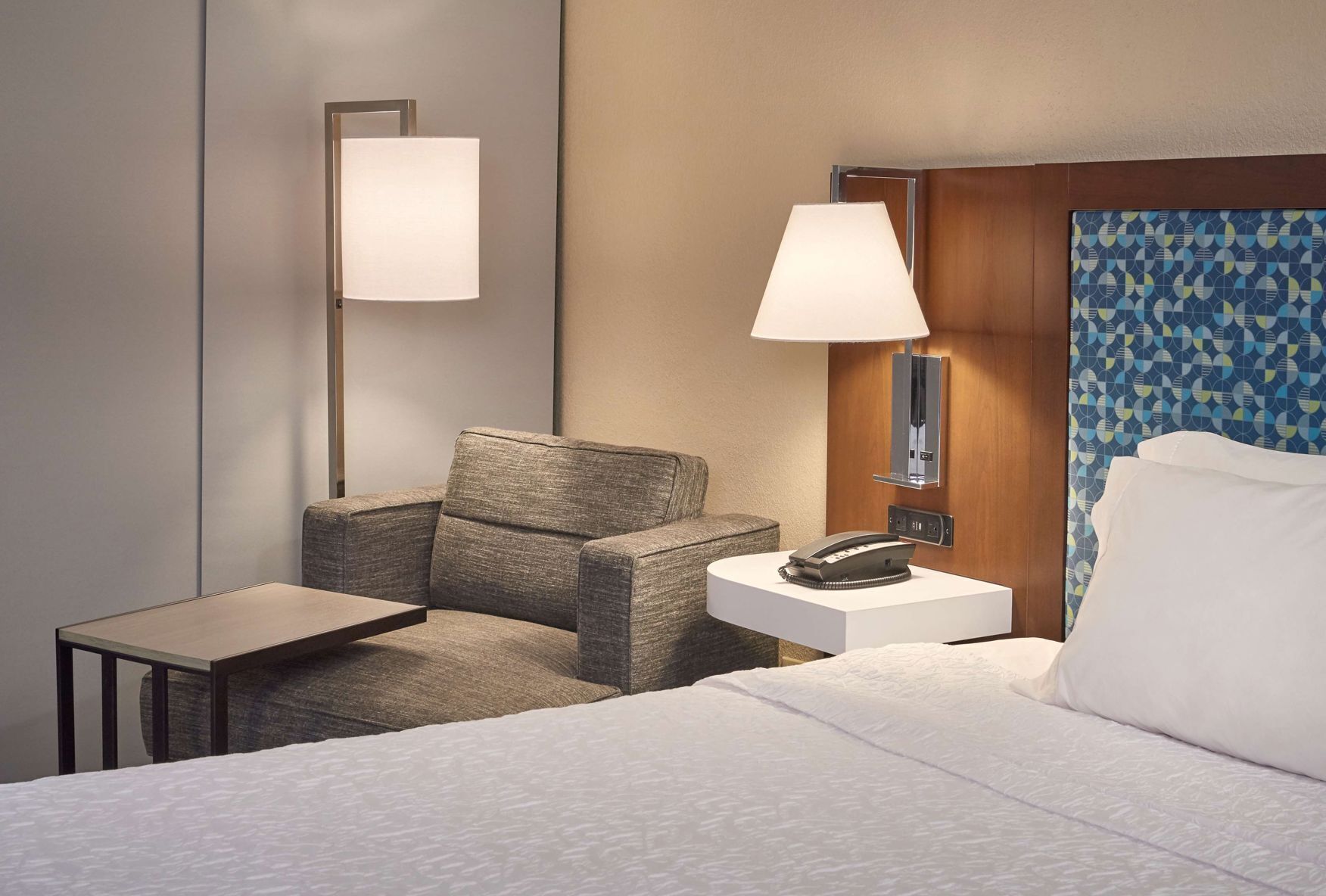 Luxe beddengoed, pillowtop-bedden, individueel gemeubileerd, een bureau