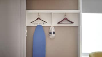 Une pièce avec un placard blanc, une planche de surf bleue et une chaussure blanche posée sur une étagère.