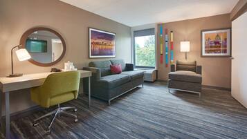 Suite estudio, 1 cama de matrimonio con sofá cama, no fumadores | Zona de estar | Televisión LCD de 32 pulgadas con canales digitales, una televisión